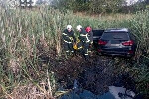 Волинські рятувальники допомогли водію, який влетів у болото
