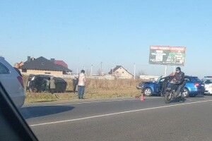 Під Луцьком сталася ще одна ДТП: від удару автівка перекинулася (Відео)