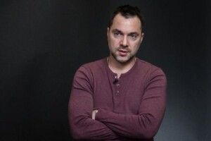 До Арестовича в центрі Києва вишикувалася черга з прихильниць (Відео)