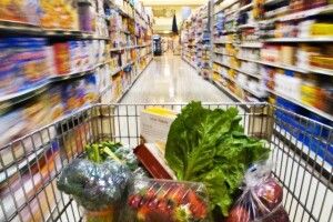Лучани скаржаться на брудну продукцію в одному з відомих супермаркетів (Фото)