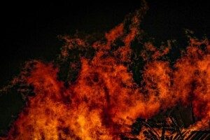 На Волині горіли мотоцикл, господарчі будівлі й хата