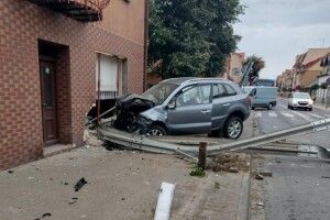 У Польщі українець влетів на авто в будинок, де в цей час спала родина. Момент потрапив на відео