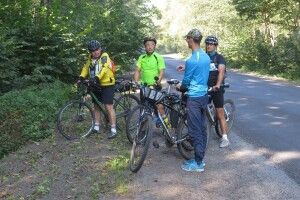 З нагоди Всесвітнього дня туризму волинські туристи крутили педалі, збирали опеньки, пірнали в лісове озеро та відвідали «Дуба-патріарха» (Фото)