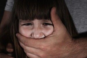 Називався фотографом, медиком, одягався жінкою: нові подробиці про педофіла, який знаходив жертв по всій Україні (Відео)