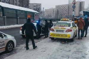 У Києві п'яний і озброєний пістолетом підполковник СБУ викрав авто у таксиста