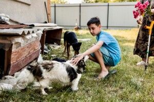 Забуті та безпорадні: на Донеччині 10-річний хлопчик понад рік доглядав за хворими братами