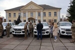 Військові на Волині отримали 15 позашляховиків, на яких полюватимуть за «Шахедами»