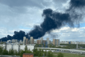 Дим видно за кілометри: у москві – велика пожежа недалеко від академії ФСБ 