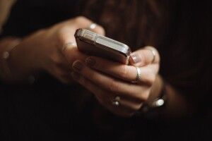 У Луцьку затримали жінку, яка поцупила смартфон
