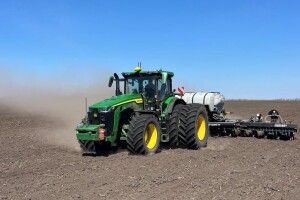 На Волині в розпалі весняні польові роботи