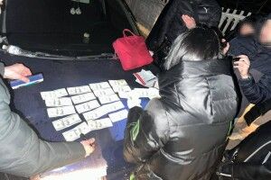 «Відмазувала» від військової служби за 2000 доларів: на Рівненщині посадовицю зловили на хабарі 