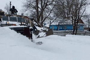 У Волинській області для розчищення доріг від снігу використовують важку інженерну техніку (Фото)