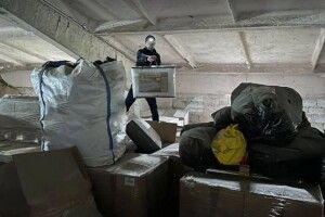 У Львівській області знайшли величезний склад з гумдопомогою невідомого походження 