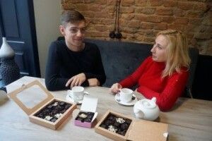 Хобі стало бізнесом: молоде подружжя виготовляє вдома шоколадні цукерки 