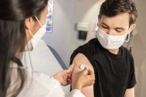 Стало відомо, коли і де вакцинуватимуть українців на кордоні з Польщею