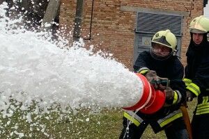 Волинські рятувальники показали, як боротимуться з найскладнішими пожежами (Відео)