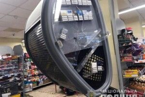 Помстився за дружину: в Маріуполі чоловік сокирою порубав вітрини в крамниці