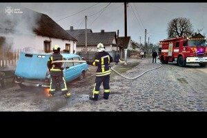 У селищі на Волині вогонь ледь не знищив автомобіль