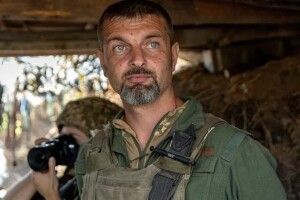 Захисник Маріуполя Михайло Діанов передав пораненому військовому Євгенові Ларченку 2,5 млн грн на лікування
