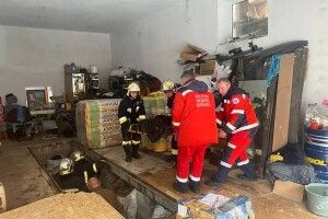 У Рівному жінка впала в оглядову яму, її діставали рятувальники (Фото)