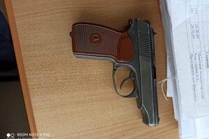 У Луцький міськрайонний суд намагалися пронести 3 травматичних пістолети, 3 ножі і газовий балончик