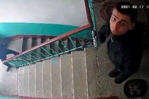 Просять впізнати невідомого, який ходить по під'їздах і перевіряє замки квартир (Фото)