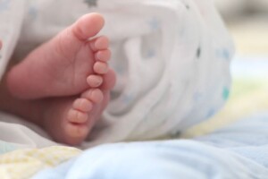 Під пологовий будинок чоловік підкинув змерзле немовля 