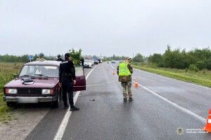 На Рівненщині серед дороги нічної пори чоловік кинув у патрульних гранату 