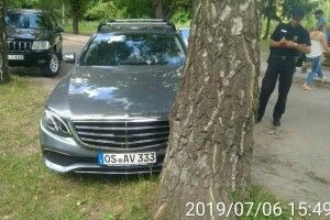 У Луцьку муніципальна варта склала протоколи на 10 водіїв за паркування у парку