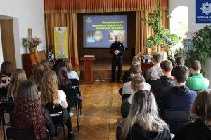 Луцькі патрульні в бібліотеці розповіли про  шкоду наркотиків