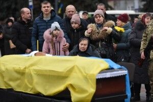 У центрі Рівного попрощалися з Героєм, який загинув під Бахмутом