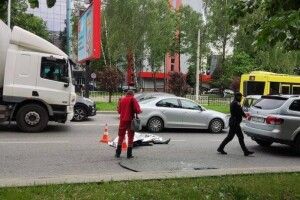 Водій помер за кермом, коли зупинився на світлофорі (Фото)