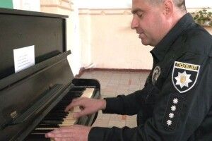 Поліцейський заспівав на дільниці пісню і став знаменитим