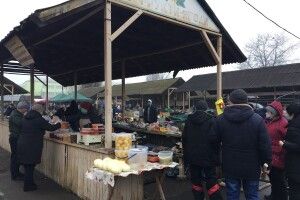 Волинські нардепи підтримали: бабця платитиме податки за продану на ринку городину 