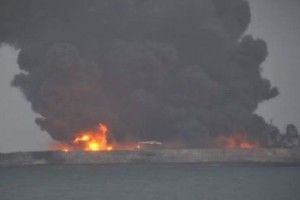 Танкер в Китайському морі продовжує горіти, існує ризик вибуху