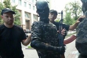 Біля Кабміну злапали замаскованого автоматника