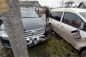 На вулиці Пушкіна у Радивилові автомобіль влетів у стовп (Відео)