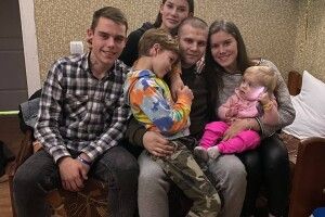 Волинянин, який 9 місяців провів у полоні росіян, зустрівся з родиною (Фото)  