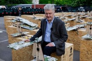 Дипломатія дронів: Порошенко передав військовим чергову партію «аргументів» для ворога