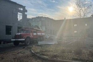 Під завалами є люди: на Миколаївщині окупанти розбомбили школу (Фото, відео)