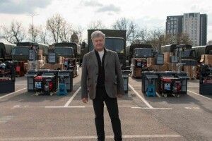 Щоб ремонтувати підбиту техніку на передовій: Порошенко підготував для ЗСУ 10 мобільних майстерень (Фото, відео)