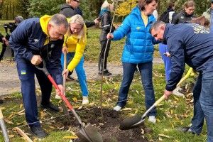 На Волині олімпійські чемпіони висадили алею пам’яті на честь полеглих Героїв
