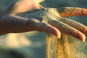 Пісок і рука