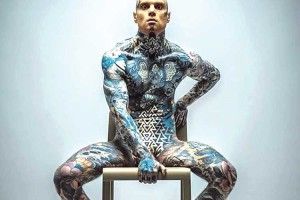 Педагог повністю вкрив своє тіло татуюваннями
