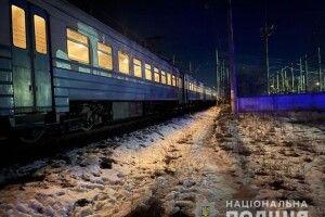 Переходила колію: поїзд збив 17-річну дівчину