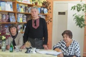 Виставка художника Ореста Хмельовського «Моя Волинь, мої Карпати» нарешті примандрувала й у Локачі, де живе митець