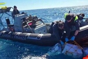 Італійська поліція вилучила дві тонни кокаїну, що плавали у морі