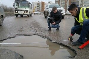 Поліція зобов'язана штрафувати посадових осіб, винних у незадовільному стані доріг
