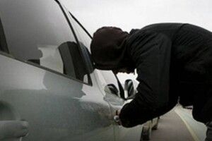 У Рівному злодії випатрали чотири автівки