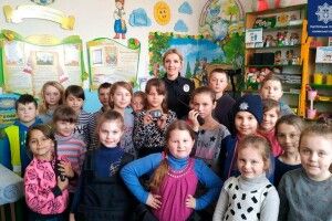 В інспекторки патрульної поліції у Рокитницькій гімназії «відібрали» шапку та рацію